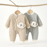 Combinaison matelassée pour bébé avec applique ours en peluche |   Combinaison rembourrée à col côtelé |   Beige et gris sauge hiver