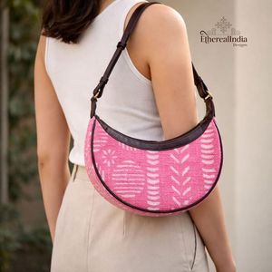 Bolso de Hombro Artesanal Rosa en Forma de Media Luna de Algodón Ikat, Estilo Hobo Boho, Bandolera, Bolso de Uso Diario, Exportación a Granel desde India - Product Image 4