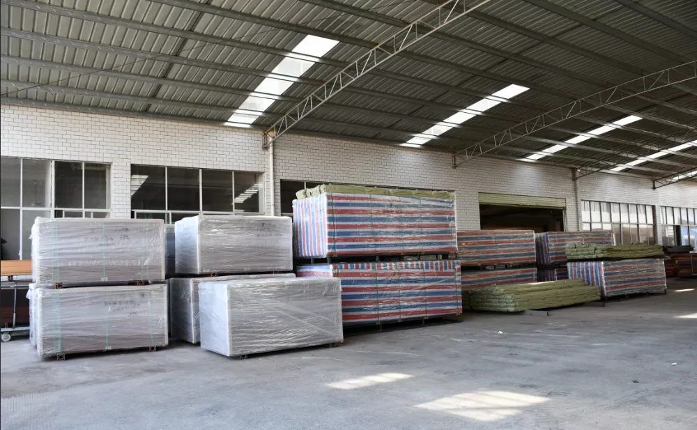 Co Extrusion Exterior WPC Decking Hollow Composite Decking Board
