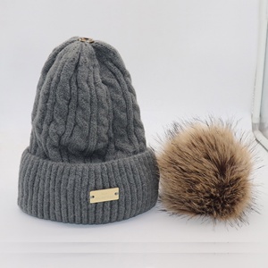 <span class=keywords><strong>Bonnet</strong></span> en tricot gratuit pour femmes avec <span class=keywords><strong>bonnet</strong></span> en acrylique <span class=keywords><strong>baggy</strong></span> Pom Pom en fausse fourrure avec doublure en polaire pour le voyage - Product Image 4