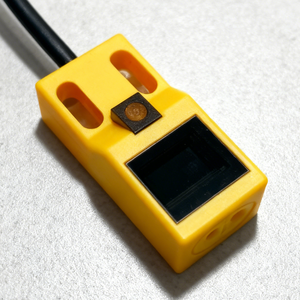 Capteur de proximité carré RIKIN RZF-04AB-Z, type inductif |   Détection de 4 mm |   IP67 |   Commutateur de fin de course de remplacement avec contrôle de comptage - Product Image 1