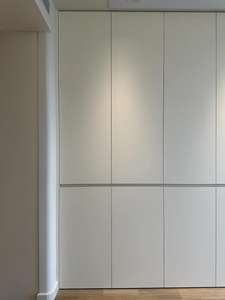 Armoire de chambre à coucher pliable pleine hauteur haut de gamme |   Armoire moderne beige à portes affleurantes avec zones de rangement suspendues intégrées, haut de gamme pour la maison - Product Image 3