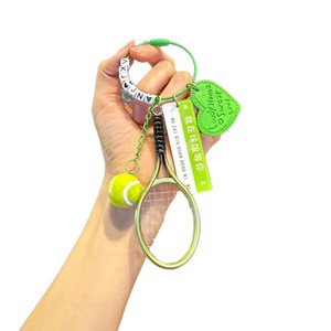 Venta al por mayor de zapatos de tela de tenis en forma de corazón deportes bádminton colgante llavero mochila accesorios para novias o parejas - Product Image 6