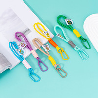 Expédition immédiate : Porte-clés Raveloop en corde tressée colorée, lanière de poignet en paracorde durable, mousqueton moderne et minimaliste pour les voyages en extérieur