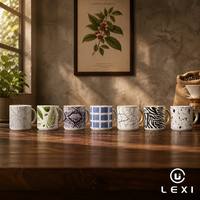 Ensemble de tasses en céramique LEXI à motif terrazzo effet peau de serpent, sept designs variés (feuille, damier, marbre, zèbre), avec anse dorée, compatibles micro-ondes et lave-vaisselle