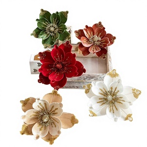 Décoration de Noël en tissu velours haut de gamme avec fleurs DIY, paillettes collées et arrangement de magnolia - Product Image 1