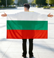 Drapeau de la Bulgarie en polyester double face, idéal pour les événements sportifs, les fêtes nationales et comme accessoire de déguisement ou de décoration pour les fans.