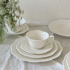 Ensemble d'<span class=keywords><strong>assiettes</strong></span> élégantes en céramique blanche style dentelle avec bord ajouré pour mariages, événements et fêtes - Minimum - Product Image 4