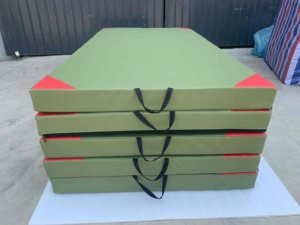 Chine meilleur fournisseur enfants extérieur étanche <span class=keywords><strong>deux</strong></span> fois pliable équipement de <span class=keywords><strong>gymnastique</strong></span> atterrissage pratique crash tapis pour <span class=keywords><strong>gymnastique</strong></span> - Product Image 4