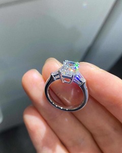 Bague en argent sterling 925 avec moissanite taille émeraude, directement de l'usine, idéale pour les cadeaux de luxe, disponible à la vente - Product Image 3