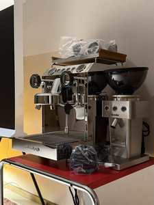 Cafetera Semiautomática Gemilai G3145B de Doble Grupo para Hogar y Comercio con Control de Temperatura y Función de Espumado de Leche - Product Image 5