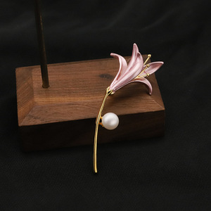 Broche en perles personnalisée pour mariage, cadeau pour demoiselle d'honneur, bijoux personnalisés, décoration de robe pour la mariée ou la demoiselle d'honneur - Product Image 2
