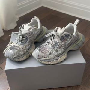 รองเท้าผ้าใบผู้ชายสไตล์เรโทรสุดหรู ดีไซน์เนอร์แบรนด์ดัง กันลื่น รุ่น Dad Shoes ผลิตตามสั่ง รองเท้ากีฬา - Product Image 1