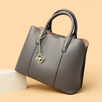 Sac bandoulière de luxe pour femme avec pendentif décoratif, sac à main en cuir personnalisé et tendance