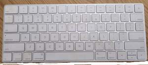 Magic Keyboard 2 (MLA22LL/A) A1644 Plateado, 78 Teclas, Inalámbrico BT, Capacitivo, Usado, para Portátil, Retroiluminación RGB, USB-C - Product Image 2