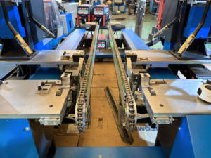 Byfo Vollautomatische CNC-Winkelstahl-Flanschschweißmaschine Chinesische Fabrik Vier-Pistolen-Luftkanal-Ausrüstung Kanalherstellungsmaschinen - Product Image 4