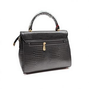 Elegante bolso de hombro de cuero de primera calidad para mujer, bolso versátil espacioso, perfecto para viajes de oficina y uso diario de la India - Product Image 1