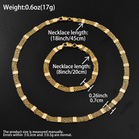 Collier en maille multi-brins plaqué or 18 carats avec maillons rectangulaires texturés diagonaux, fermoir mousqueton audacieux, bijou de déclaration