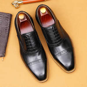 Zapatos formales de cuero genuino pulido de alta gama para hombre en negro oscuro para parejas con botones dorados, zapatos de vestir. - Product Image 4