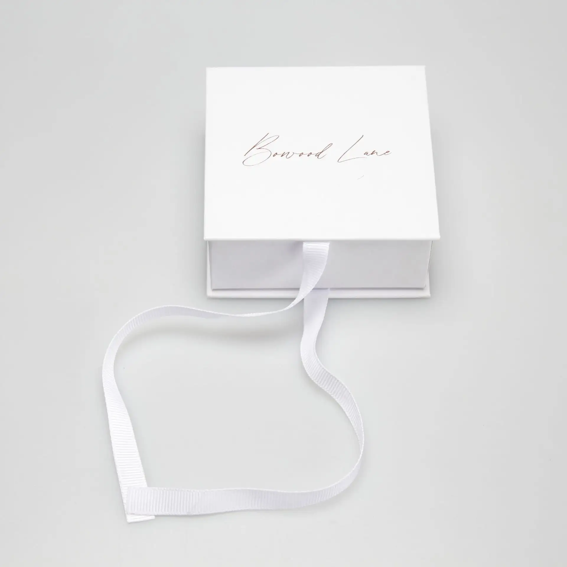 Hot Selling OEM handgemachte weiße kleine quadratische Geschenk box mit Band kleine Mode Papier Clam shell Verpackung