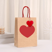 Kraftpapieren cadeauzakje met rode hartprint, 3D hartvormig label, touwhandvat, Valentijnsdag snoep chocolade voedselverpakking, rechtstreeks van de fabriek