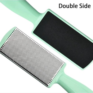 Râpe double face pour éliminer les callosités des pieds, efficace avec un design à pointes sur le devant et un motif de ponçage fin à l'arrière, en plastique - Product Image 3