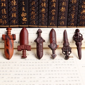 Colgante de espada de madera de durazno Linglong Pavilion de 6 pulgadas con amuleto taoísta grabado, accesorio personal - Product Image 1