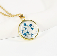 Collier tendance avec pendentif rond en résine fleur séchée, chaîne à maillons en acier inoxydable plaqué or, hypoallergénique, idéal pour cadeau de fête