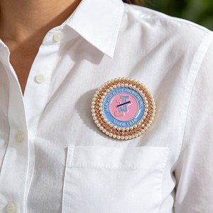 Spilla da bavero all'ingrosso Jack and Jill of America 1938 con perle, strass e smalto rosa e blu per confraternite - Product Image 2