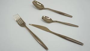 Conjunto de Louças Sustentáveis em Metal Polido com Design Artesanal em Aço Inoxidável Estilo Rosa Dourado para Ocasiões de Casamento - Product Image 3