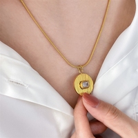 Collier Bowei avec pendentif rond en zircon carré en acier titane plaqué or 18 carats