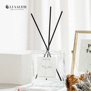 Diffuseur <span class=keywords><strong>de</strong></span> parfum <span class=keywords><strong>en</strong></span> gros style INS minimaliste avec bouteille <span class=keywords><strong>en</strong></span> <span class=keywords><strong>verre</strong></span> transparent |   Diffuseur d'huiles essentielles <span class=keywords><strong>de</strong></span> 120 ml pour la revente <span class=keywords><strong>en</strong></span> <span class=keywords><strong>ligne</strong></span> - Product Image 4