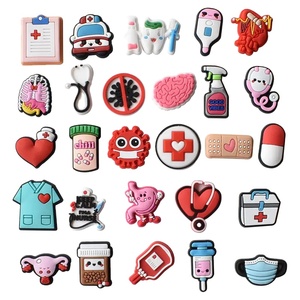 Charme de chaussure personnalisé 2023 nouvelle tendance porte-sabot médecin ambulance médicale <span class=keywords><strong>infirmière</strong></span> uniforme pour dessin animé chaussure sabots décorations de chaussures - Product Image 1