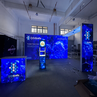 Stand d'exposition réutilisable en aluminium en forme de L avec éclairage LED, impression graphique sur tissu rétroéclairé pour les salons professionnels, solution d'affichage d'angle
