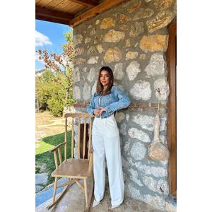 Chaqueta Corta de Mezclilla Azul para Mujer, 100% Algodón, con Botones al Frente, Estilo Moderno - Product Image 3