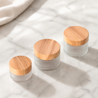 Leeres Mattglas-Cremeglas mit Holzmaserungsdeckel Kosmetikbehälter für Gesichts- und Augencreme Hautpflege-Verpackung