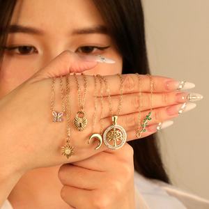 Collar de Moda con Diseño de Amor Entrelazado, Minimalista, Chapado en Oro de 18k, Cadena de Acero Inoxidable para Clavícula, con Colgante de Corazón para Mujer - Product Image 1