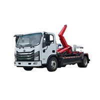 Camion à ordures à bras articulé avec conteneur hermétique pour le transport des déchets en zone urbaine, avec contrôle des odeurs et étanchéité
