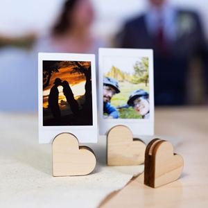 Porte-photos en bois en forme de cœur, mignon et unique, avec pinces pour cartes mémo, idéal pour la Saint-Valentin, les mariages, les fêtes et les restaurants - Product Image 1