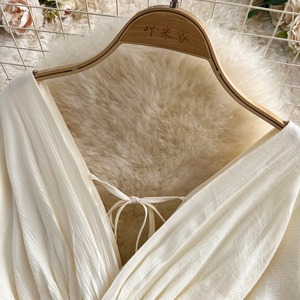Novo Vestido Maxi Feminino 2026 de Verão Atacado com Decote V, Amarração Frontal, Manga com Babado e Camadas, Cintura Alta, Estilo Boho Praia, Elegante para Férias, Cor Creme - Product Image 3