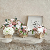 Décoration d'intérieur de luxe, centre de table, plantes naturelles, bouquet de fleurs éternelles, roses éternelles préservées dans un vase en travertin