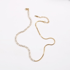 สร้อยคอทองคำชุบหรูหราแบบโซ่ลายก้างปลาครึ่งเส้นสำหรับผู้หญิง - Product Image 3
