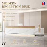 Comptoir de réception sur mesure avec façade blanche contrastante et plateau aspect bois – Mobilier de projet