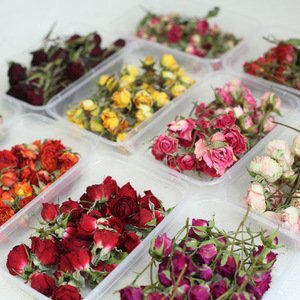 Caixa de Botões de Rosa Secos Multicoloridos para Acessórios de Fotografia, Decoração de Mesa e Fabricação de Velas Aromáticas DIY - Product Image 1