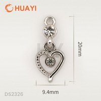 Pendentif lettre K personnalisé Accessoires de vêtements Étiquette de logo de vêtements Accessoire en métal argenté sans plomb pour maillot de bain Sous-vêtements