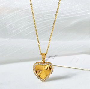 Collares con Colgante Ovalado de Corazón, Trébol y Mariposa con Borde de Circonitas |   Acero Inoxidable con Baño de Oro PVD de 18K |   Joyería Hipoalergénica e Impermeable para Mujer - Product Image 4