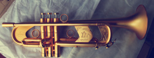 Trompeta Profesional de Nuevo Diseño para Uso Rudo en Si Bemol Color Oro Satinado - Product Image 3