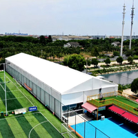Tente de luxe à toit courbé permanent pour terrain de padel, structure en membrane PVC pour couverture de terrain de pickleball et de tennis