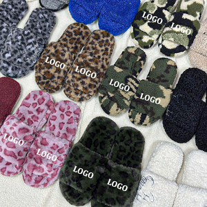 <span class=keywords><strong>Ciabatte</strong></span> da <span class=keywords><strong>Uomo</strong></span> Personalizzate di Lusso in Finta Pelliccia Shearling di Lana con Ricamo, <span class=keywords><strong>Morbide</strong></span> Pantofole Invernali da Casa - Product Image 1