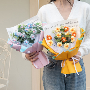 ดอกไม้ถักไหมพรมทำมือสำหรับวันวาเลนไทน์ ดอกไม้พัฟฟ์ ของขวัญดอกไม้แบบถือ ของขวัญขายส่ง ช่อดอกไม้เพื่อนซี้ - Product Image 3